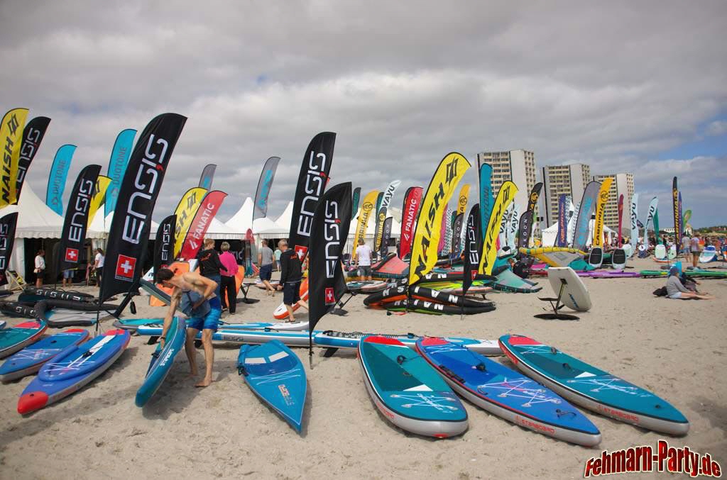 Besucher beim Surffestival nimmt Surfbrett