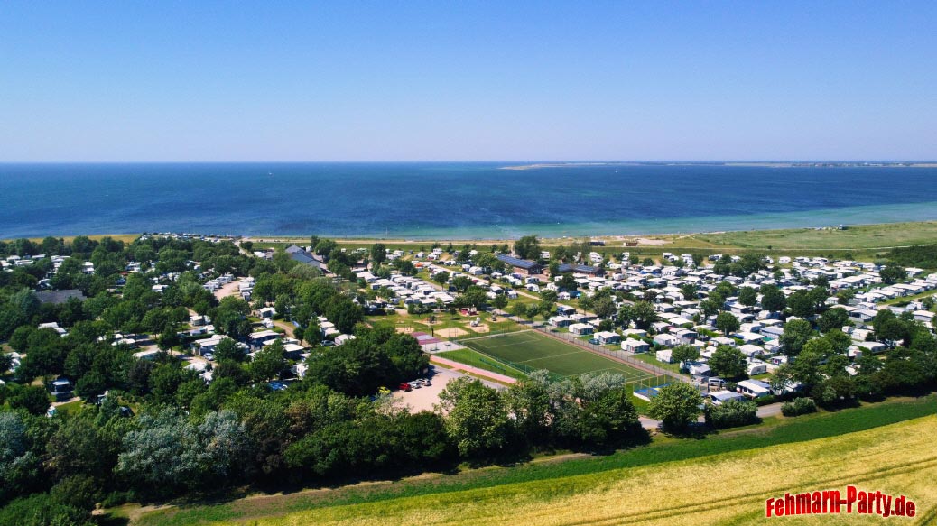 Campingplatz Fehmarn Campingplatz Strukkamphuk auf Fehmarn als Luftbild im Hintergrund ist die Ostsee zu sehen