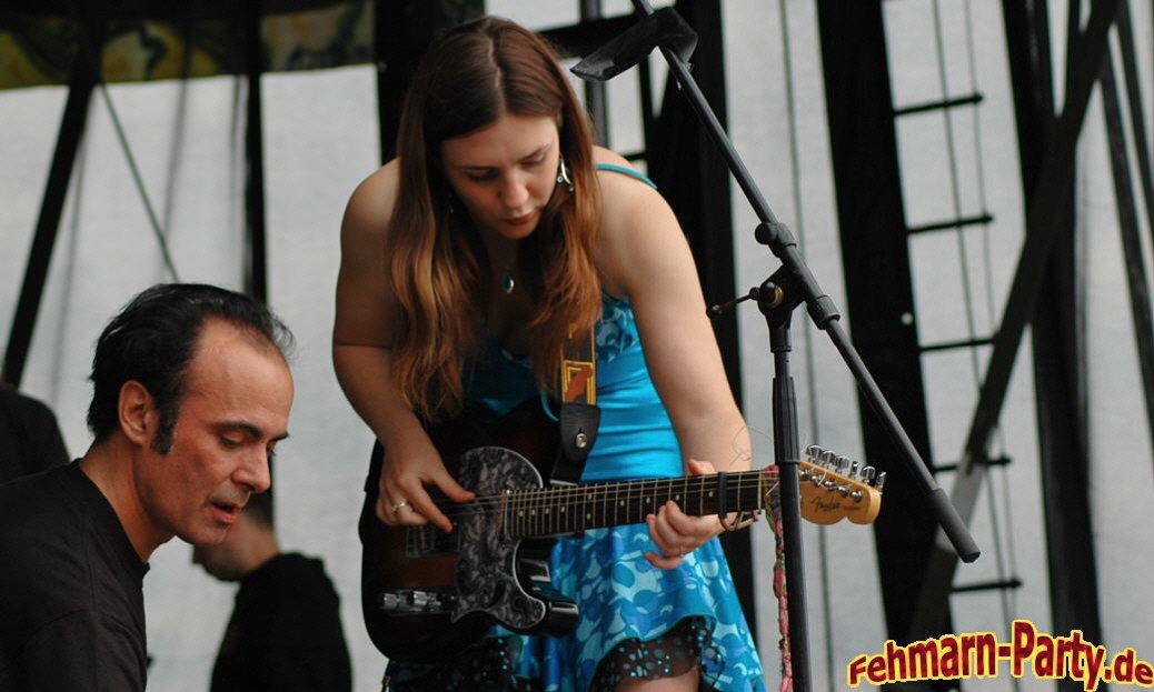 Fehmarn Festival Frau mit blauem Kleid und Gitarre auf der Büne auf dem Fehmarn-Open-Air