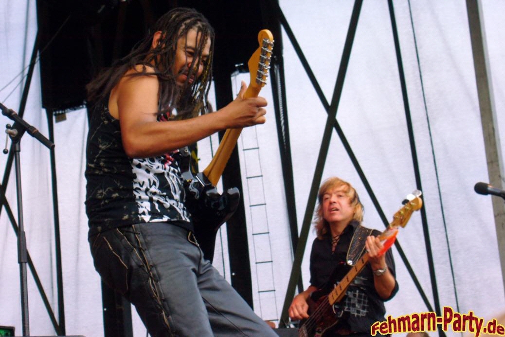 Gitarrist mit Rasterlocken spielt auf dem Fehmarn Open Air