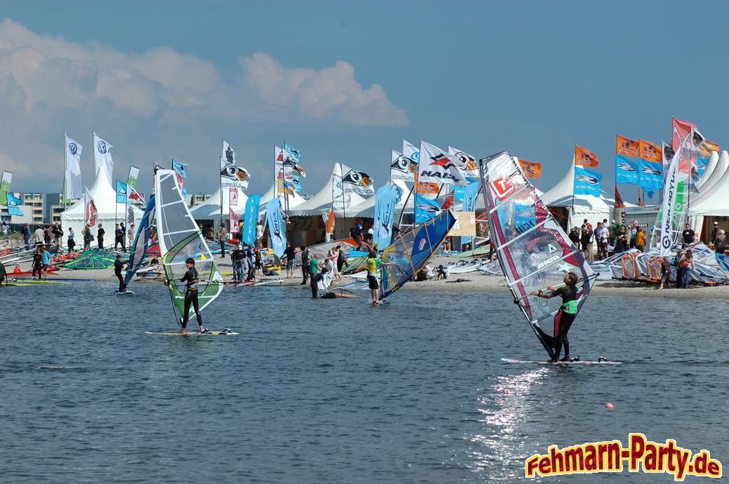 Surfer auf der Ostsee vor dem Festivalgelände beim Surffestival