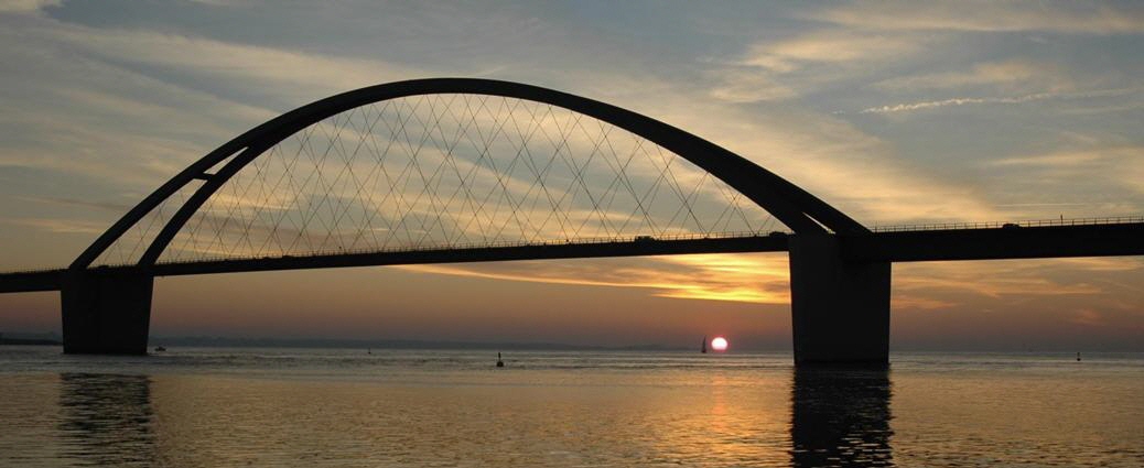 Romantischer Sonnenuntergang an der Fehmarnsundbrücke